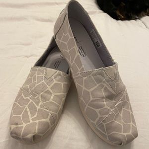 🦒 TOMS Grey Giraffe slip ons EUC size 8